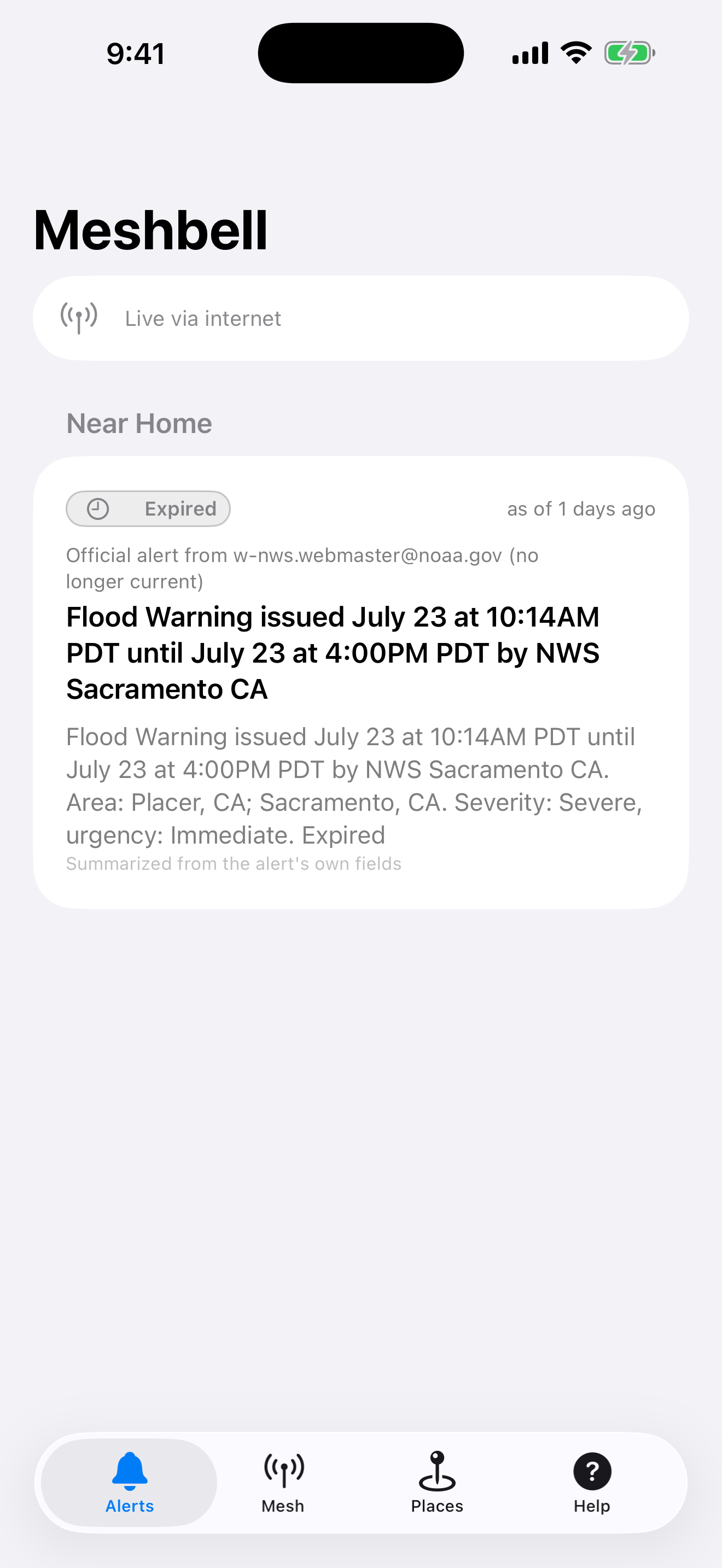 L'onglet Alertes affichant une alerte d'inondation NWS signée près d'un lieu surveillé, étiquetée avec sa fraîcheur.